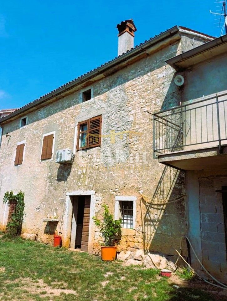 Casa bifamiliare in pietra abitabile, da ristrutturare